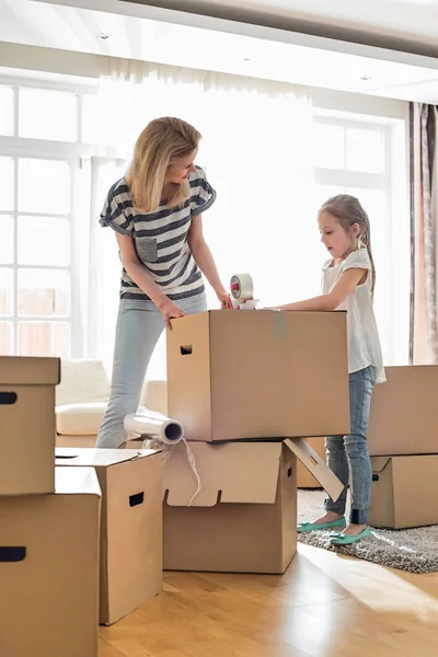 Mother and daughter packing boxes — Stock Photo, Image