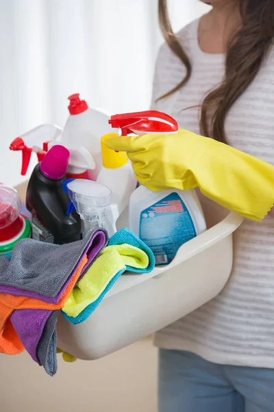 Vrouw met mandje van schoonmaakproducten — Stockfoto