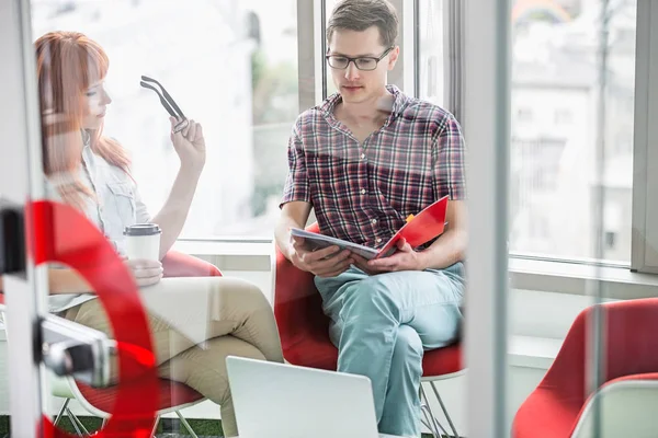 Berufskollegen arbeiten — Stockfoto