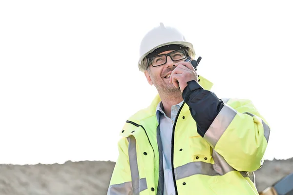 Feliz supervisor usando walkie-talkie — Foto de Stock