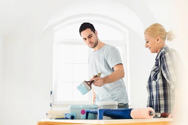 Paar schilderij in nieuw huis — Stockfoto