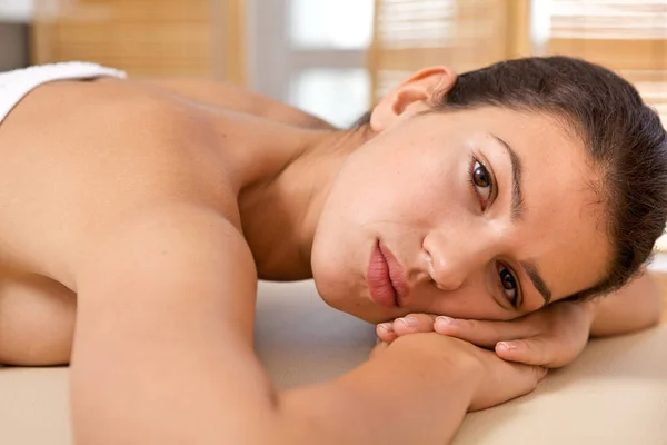 Vrouw ontspannen op massagetafel — Stockfoto