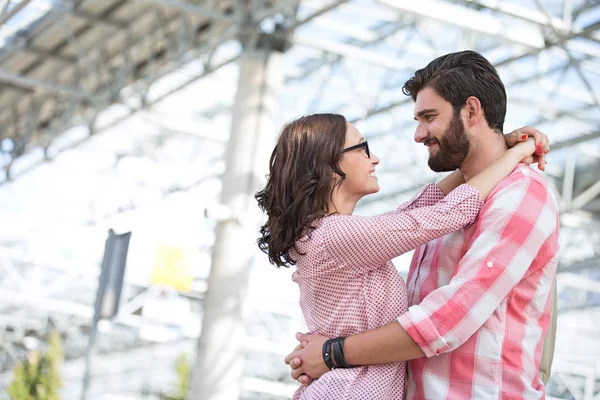 Pareja cariñosa mirándose —  Fotos de Stock