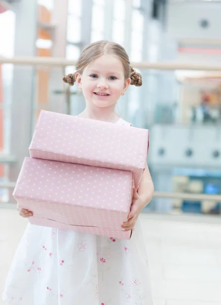 Dívka s dárkové krabičky — Stock fotografie