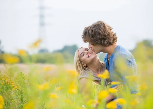 Hombre romántico besar mujer — Foto de Stock