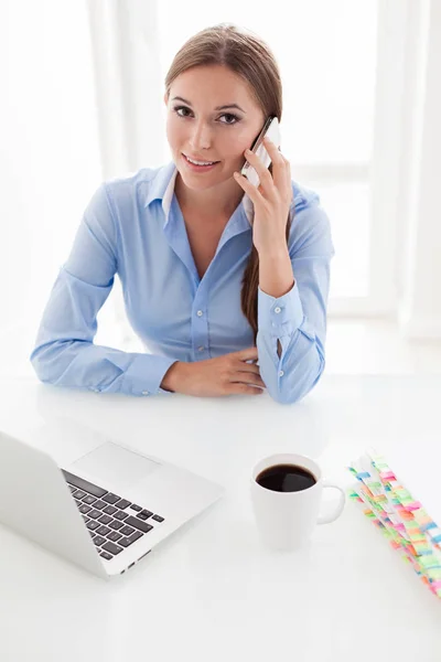 Frau benutzte Handy — Stockfoto