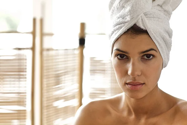 Young woman in contemplation — Stock Photo, Image