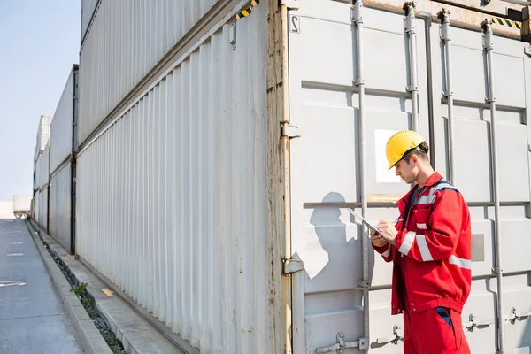 Manliga arbetare inspekterande Last container — Stockfoto