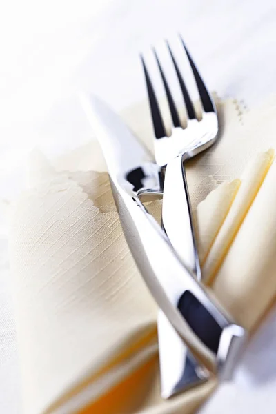 Tenedor y cuchillo en servilleta —  Fotos de Stock