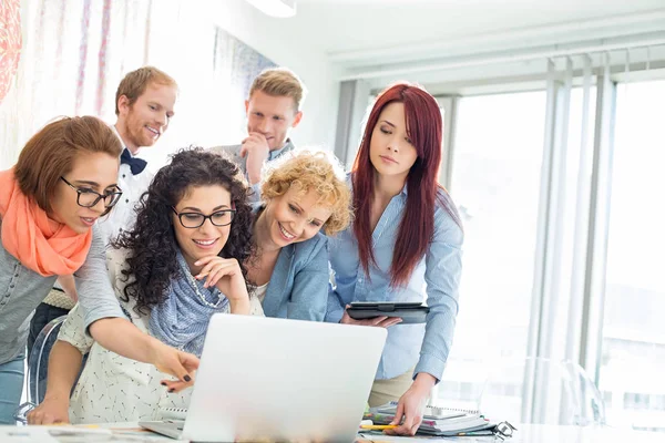 Ondernemers met behulp van laptop aan balie — Stockfoto