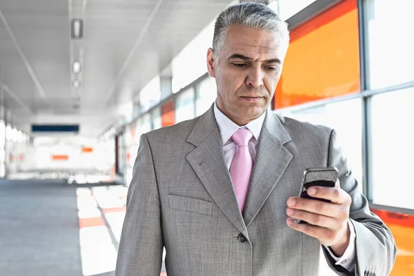 Uomo d'affari Messaggi di testo — Foto Stock