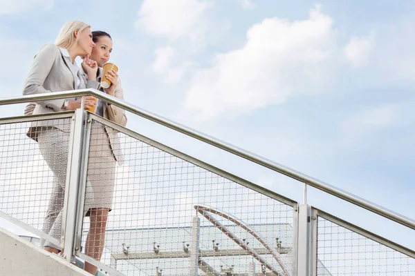 Zakenvrouwen met wegwerp koffie kopjes — Stockfoto