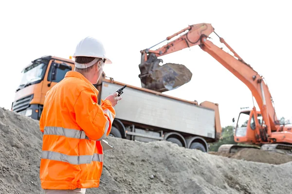 Architect walkie-talkie tijdens het werken met — Stockfoto