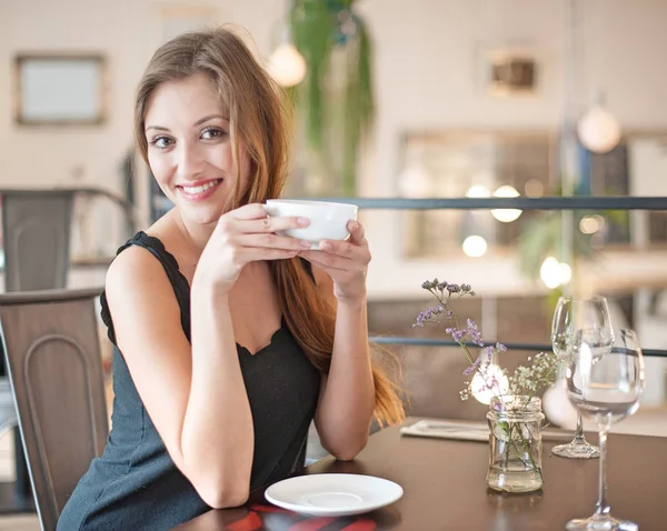 Jeune femme prenant un café — Photo