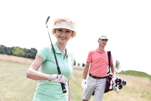 Счастливая пара на поле для гольфа — стоковое фото