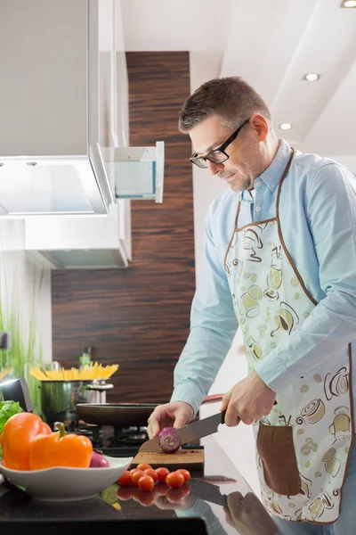 Homme coupant des légumes — Photo