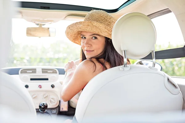 Belle femme voiture de conduite — Photo