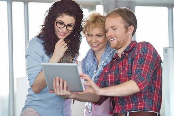 Businesswomen con colega masculino usando tableta — Foto de Stock