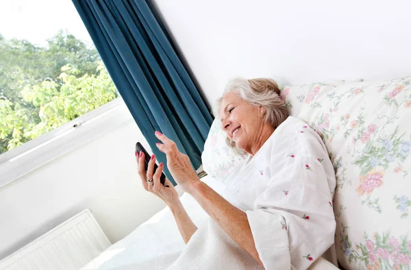 Sonriendo a adulto senior con auricular de teléfono — Stok fotoğraf