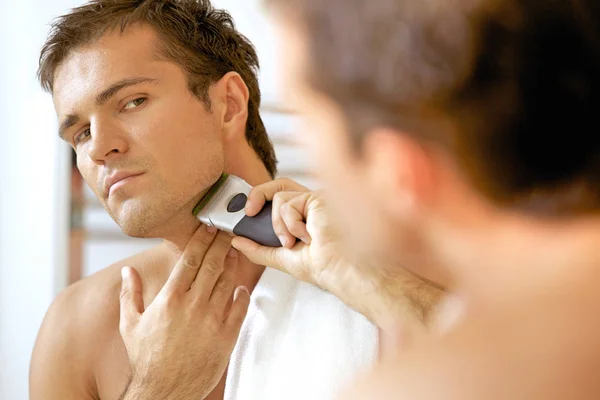 Man shaving with electric shaver — Stock Photo, Image