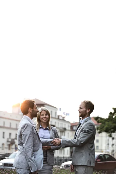 Empresários felizes apertando as mãos — Fotografia de Stock