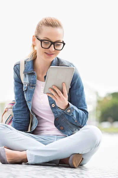 タブレット Pc を使用して女性の学生 — ストック写真