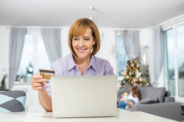 Glückliche Frau kauft online ein — Stockfoto