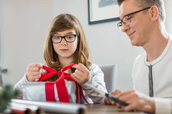 Padre e figlia avvolgendo presente — Foto Stock