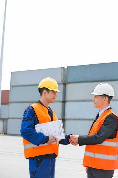 Workers shaking hands — Stock Photo, Image