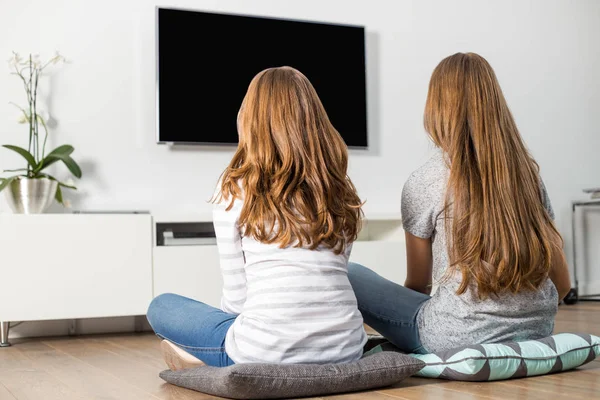 Broers en zussen kijken Tv thuis — Stockfoto