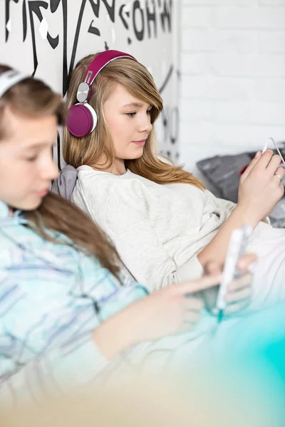 Sisters listening music — Stock Photo, Image