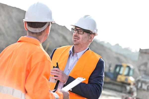 Architects discussing at construction site — Stock Photo, Image