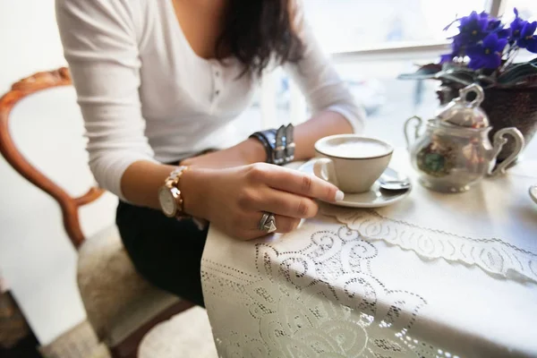 Vrouw met koffie in café — Stockfoto
