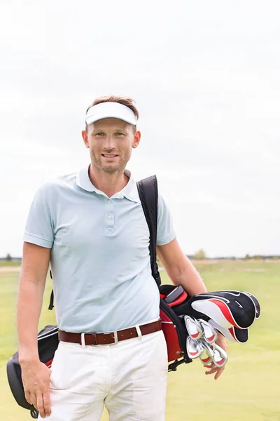 Hombre llevando bolso del club de golf — Foto de Stock