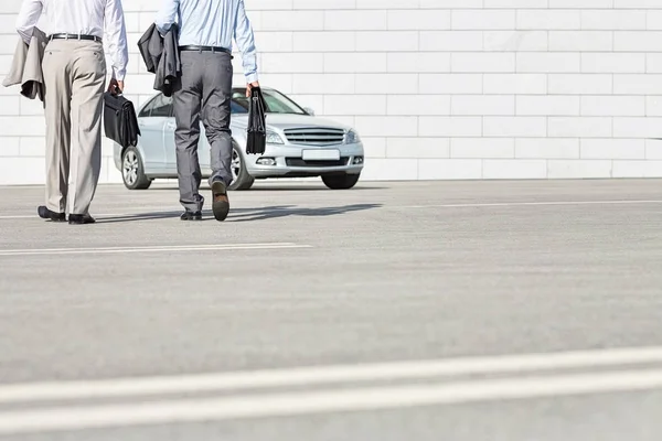 Businessmen carrying briefcases — Stock Photo, Image