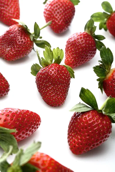 白底红草莓 — 图库照片