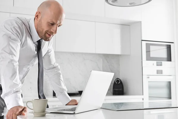 Homem de negócios usando laptop — Fotografia de Stock