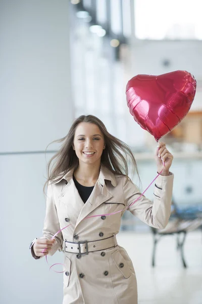 Zakenvrouw holding luchtballon — Stockfoto