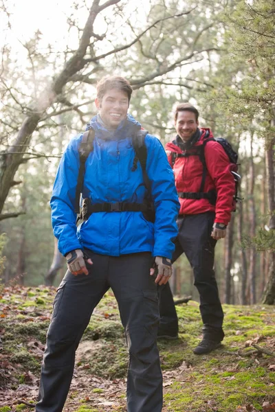 Männliche Wanderer im Wald — Stockfoto