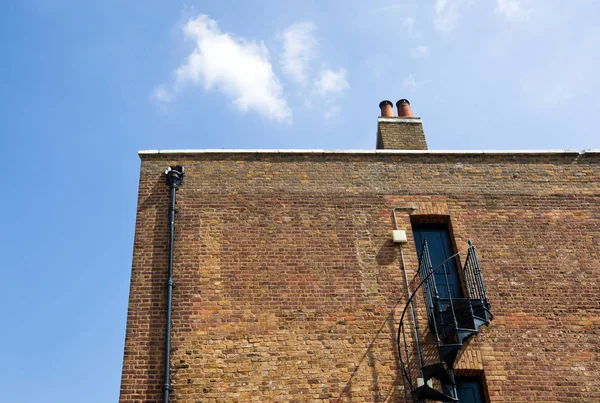 Bakstenen gebouw tegen blauwe hemel — Stockfoto