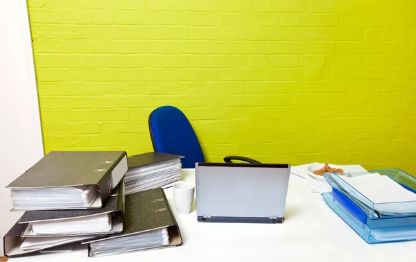 Vacant desk with laptop — Stock Photo, Image