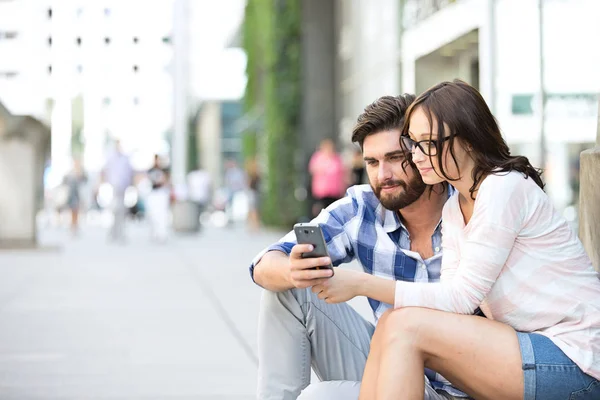 Met behulp van slimme telefoon (echt) paar — Stockfoto