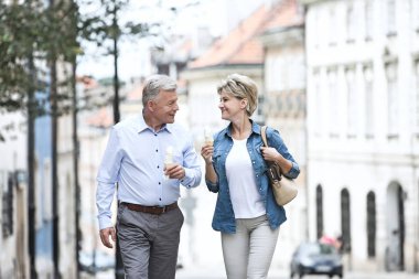 Mutlu bir orta yaşlı çift holding dondurma