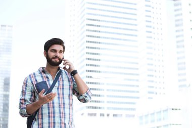 Cep telefonu kullanan adam gülümseyen