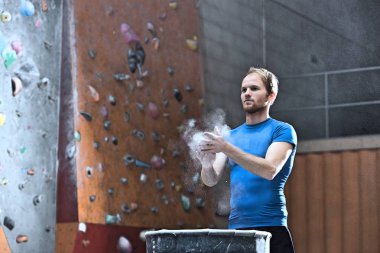 Kendine güvenen adam toz toz 