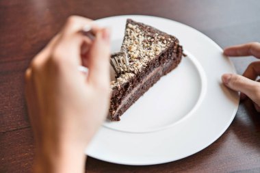 Çikolatalı pasta çatal tutan el