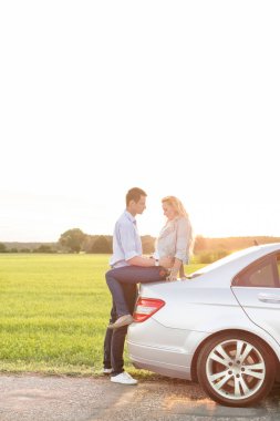 Araba romantik genç Çift