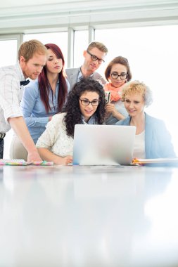 İş Meslektaşları Laptop Kullanıyor