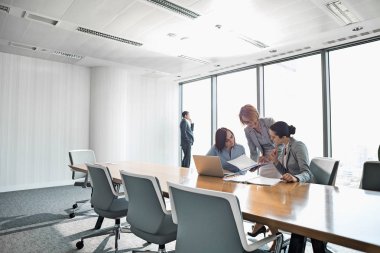 Belgelere bakan iş kadınları