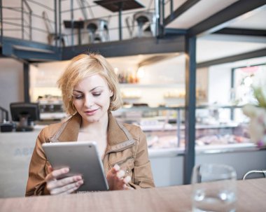 dijital tablet kullanan kadın